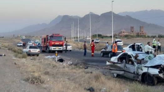 امدادرسانی به مصدومان تصادف زنجیرهای در محور مشهد اردهال به کاشان